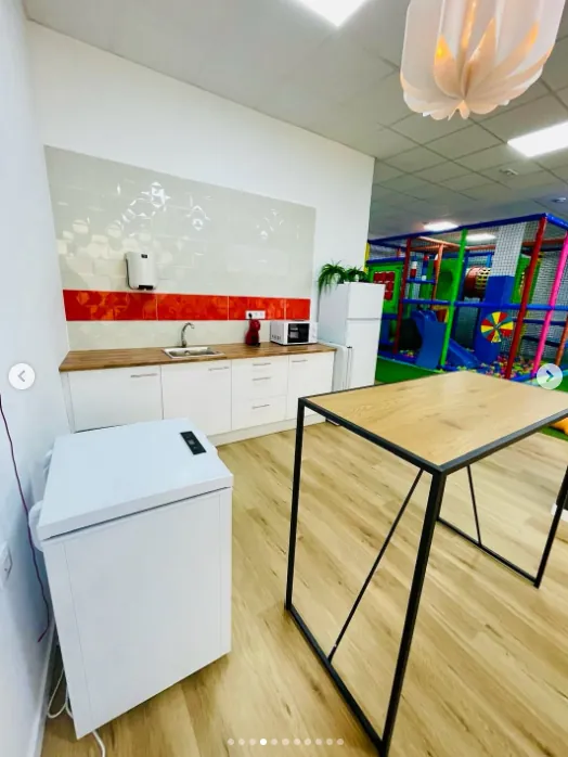 Cocina y mesas para el catering de la fiesta