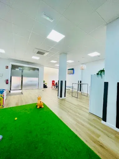 Zona climatizada con césped artificial en Globos Alhama de Murcia