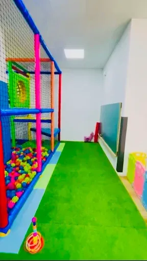 Parque de bolas con piscina de bolas de colores